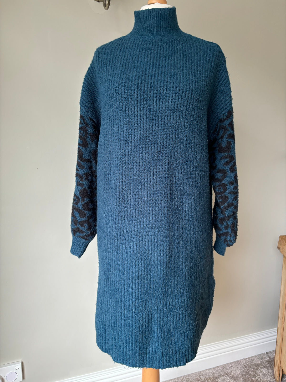 Knitted dress with leopard print Ballon Sleeves Size 12