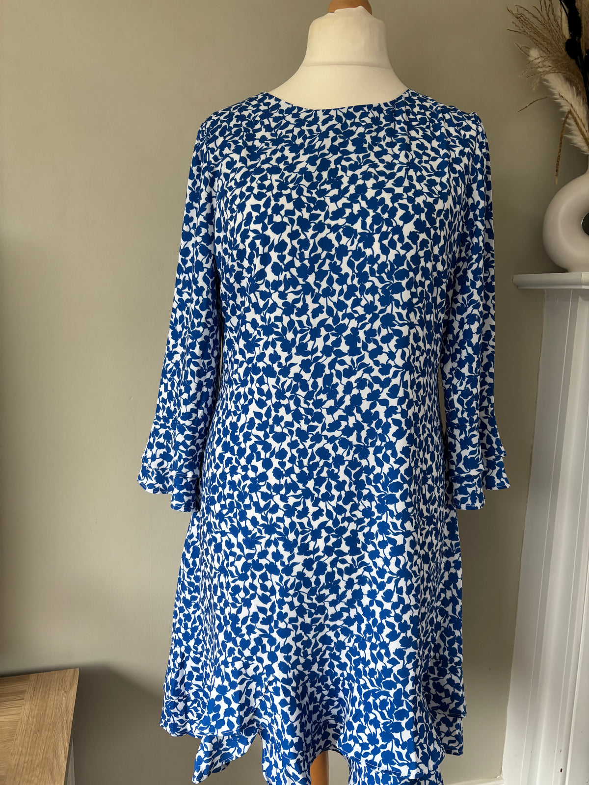 Blue Ditsy Floral Print Ruffle Hem Shift Dress by Sosanda size 16