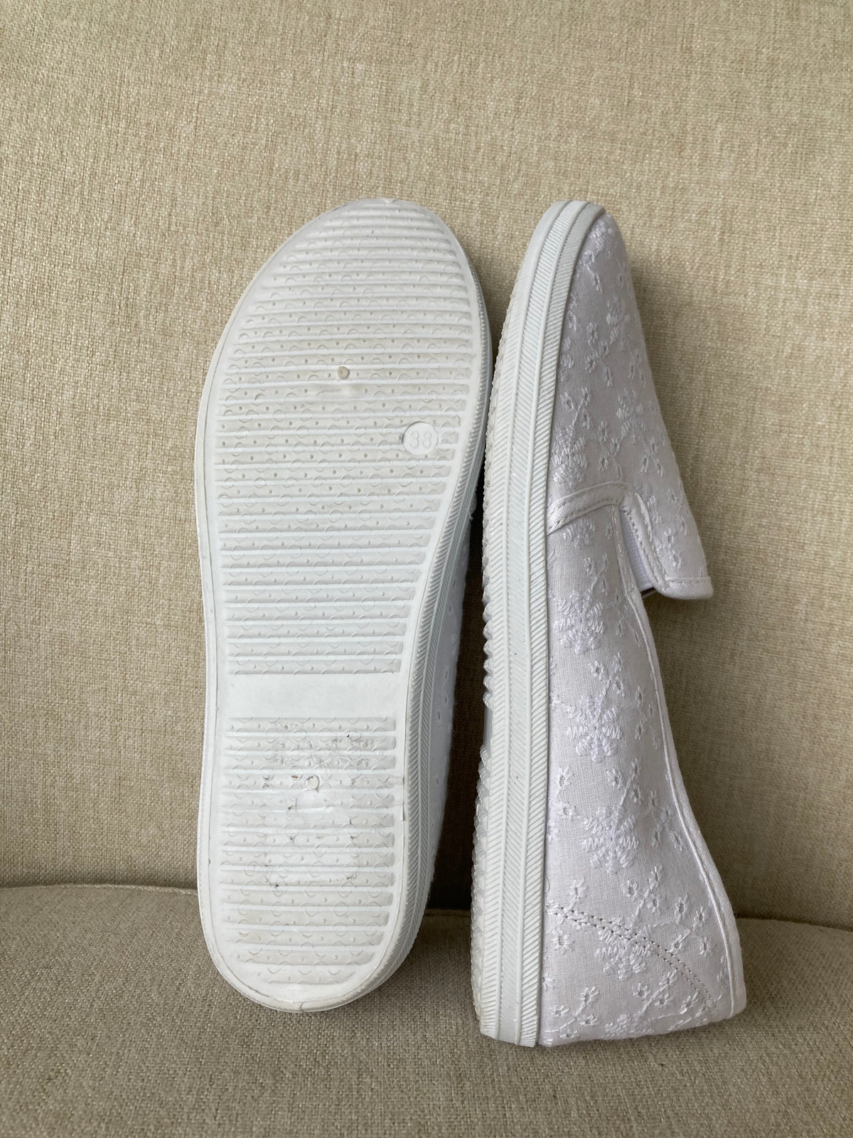 White Broderie pumps by BPC - Size 5