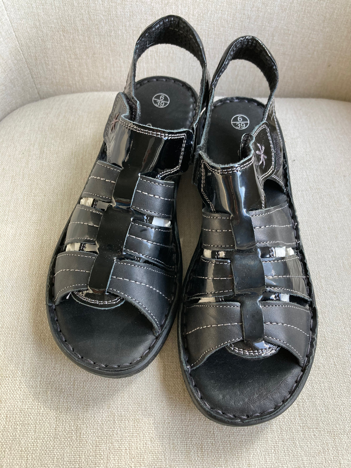Black leather comfort sandals by Airsoft size 6