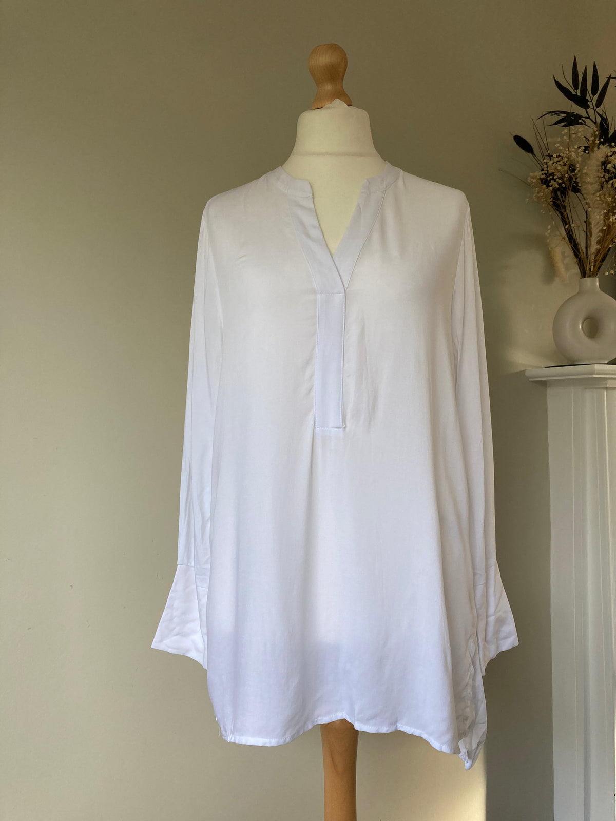 Long White  blouse with extra-long cuffs by ANISTON- Size 14
