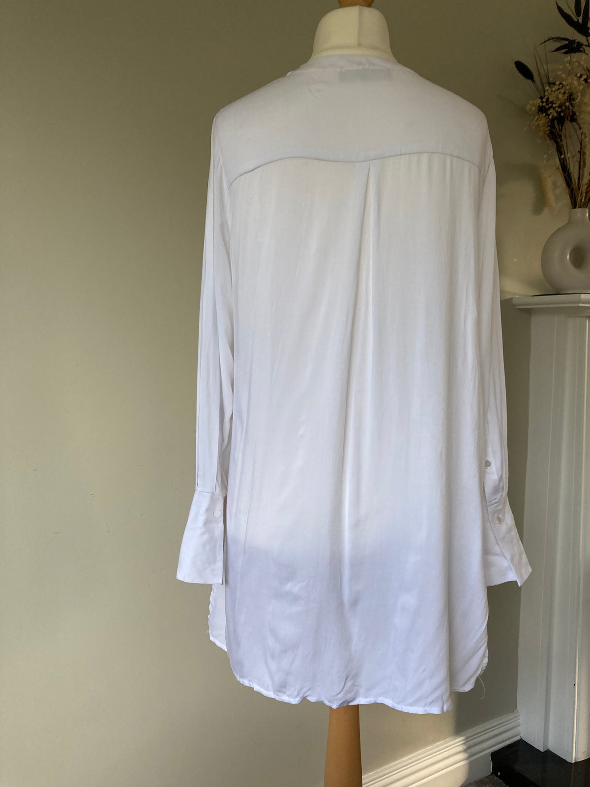 Long White  blouse with extra-long cuffs by ANISTON- Size 14