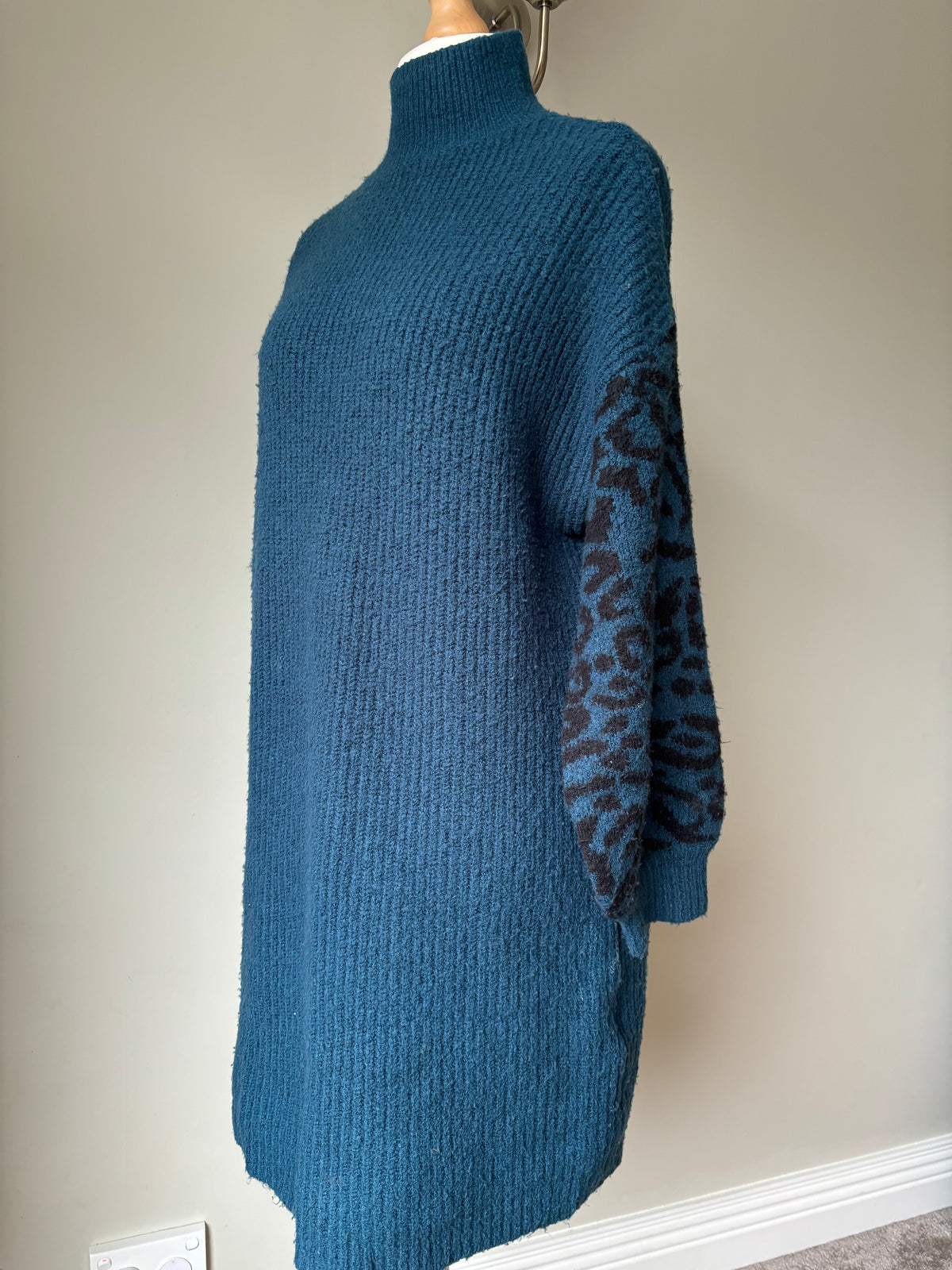 Knitted dress with leopard print Ballon Sleeves Size 12
